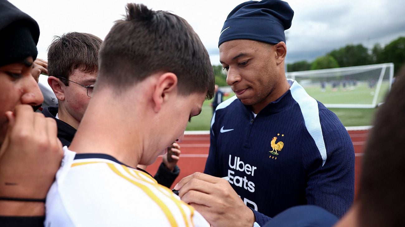 Kylian Mbappé, firmando una camiseta del Real Madrid