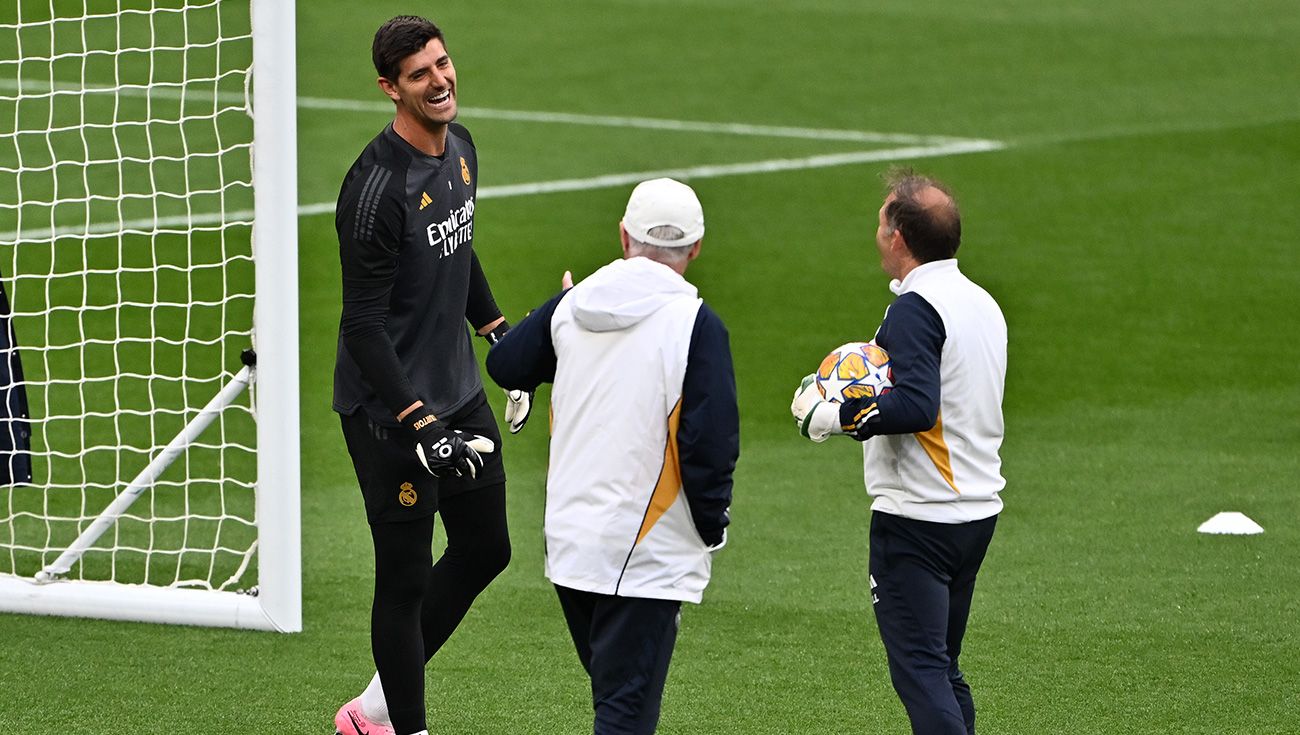 Courtois junto a Ancelotti y Luis Llopis en un entrenamiento