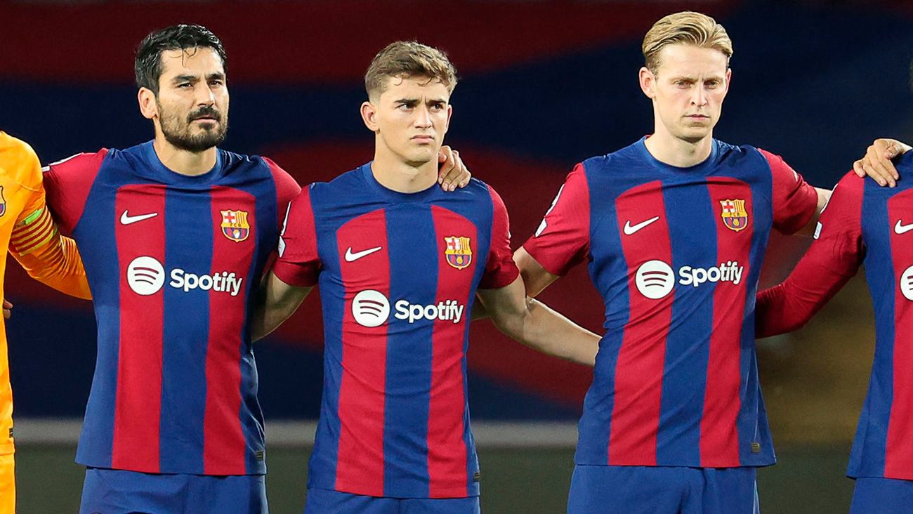 Gündogan, Gavi y De Jong antes de un partido