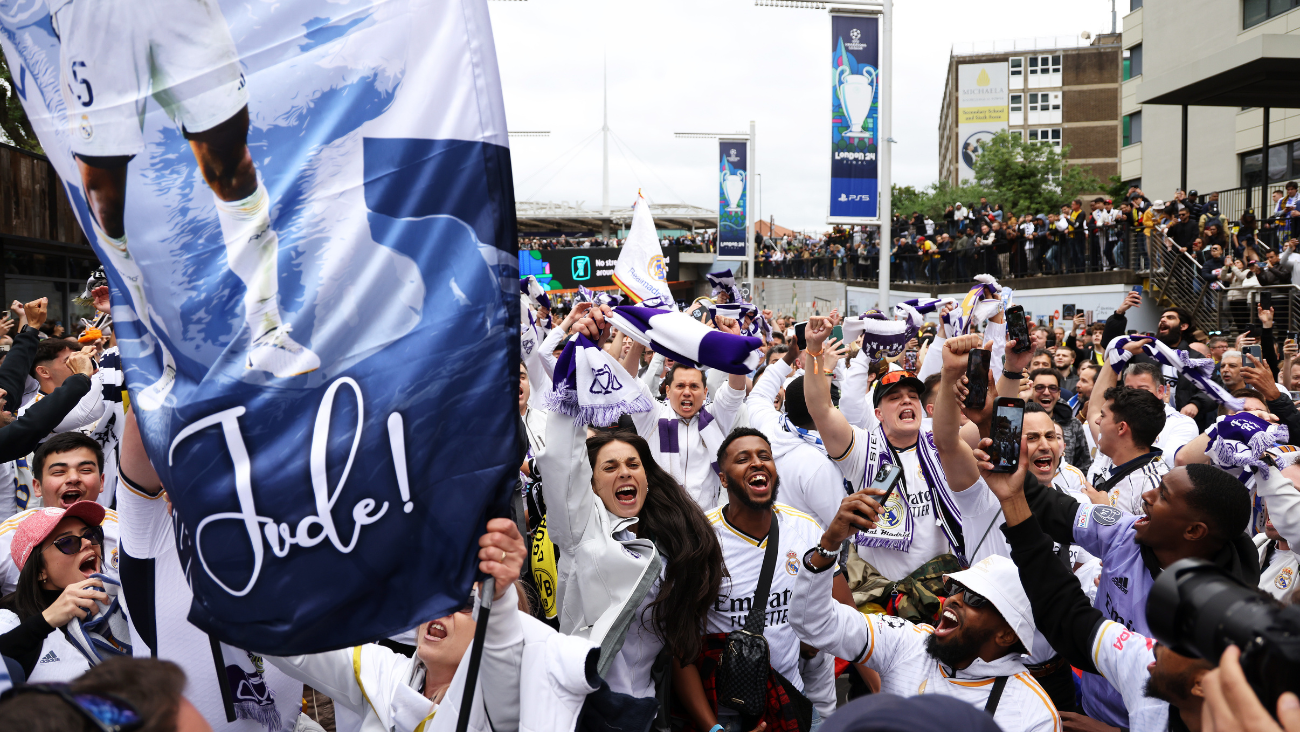 Aficionados del Real Madrid en la previa del duelo entre el combinado merengue y el Borussia Dortmund en Wembley