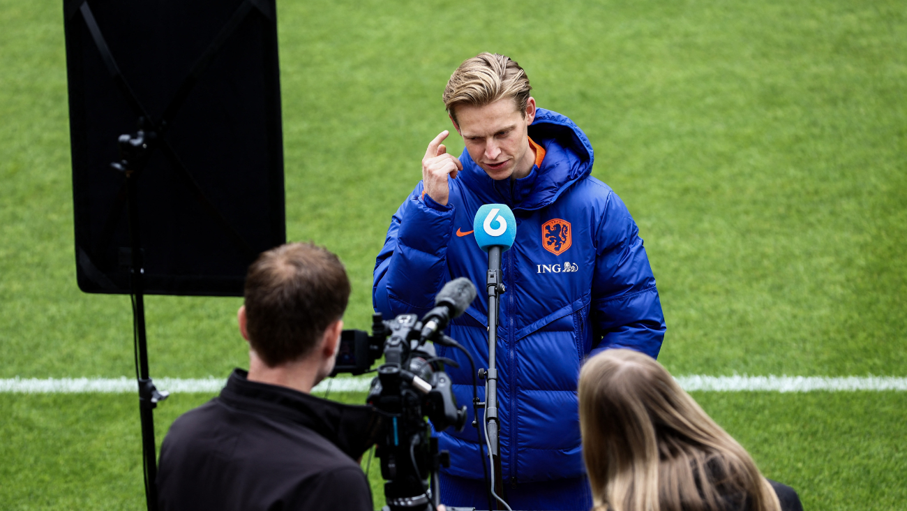 Frenkie de Jong dando unas declaraciones a la Cadena NOS en la concentración de los Países Bajos de cara a la Eurocopa 2024