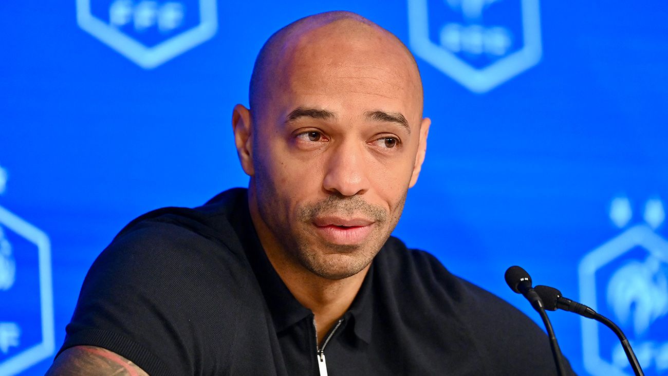 Thierry Henry en una rueda de prensa con Francia