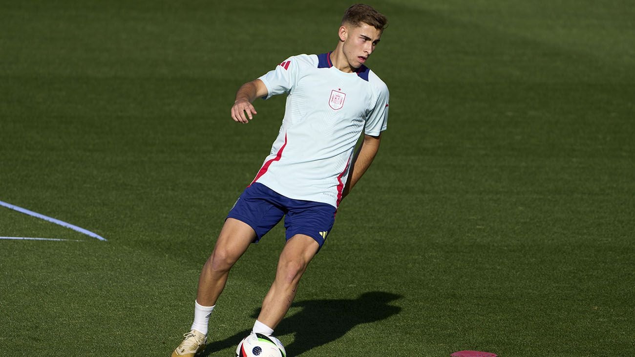 Fermín López en un entrenamiento con España