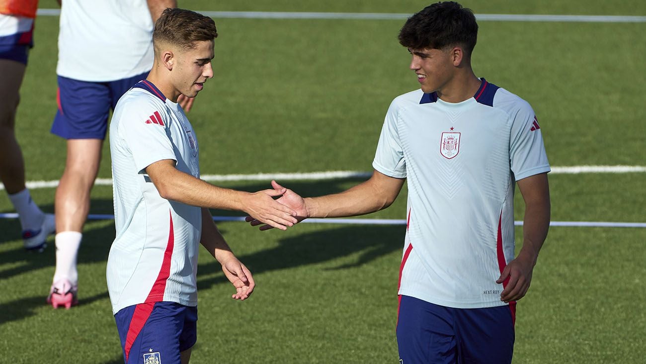 Fermín López and Pau Cubarsí in training with Spain