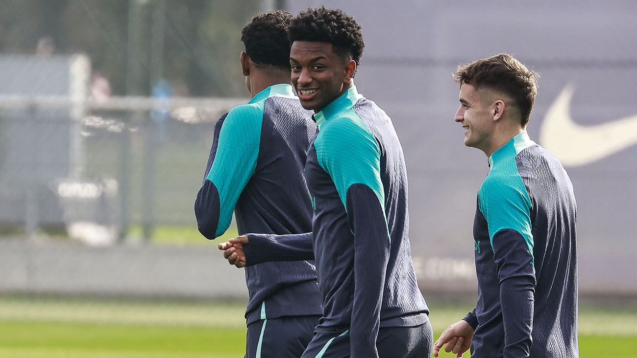 Alejandro Balde en un entrenamiento con el Barça