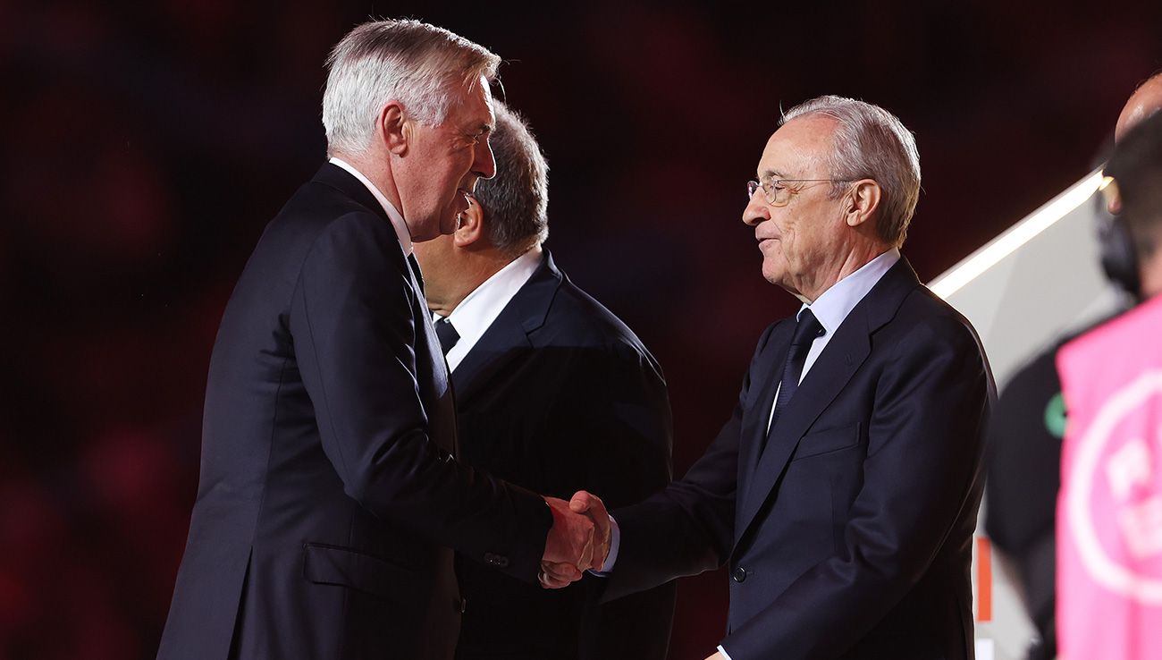 Carlo Ancelotti saludando a Florentino Pérez