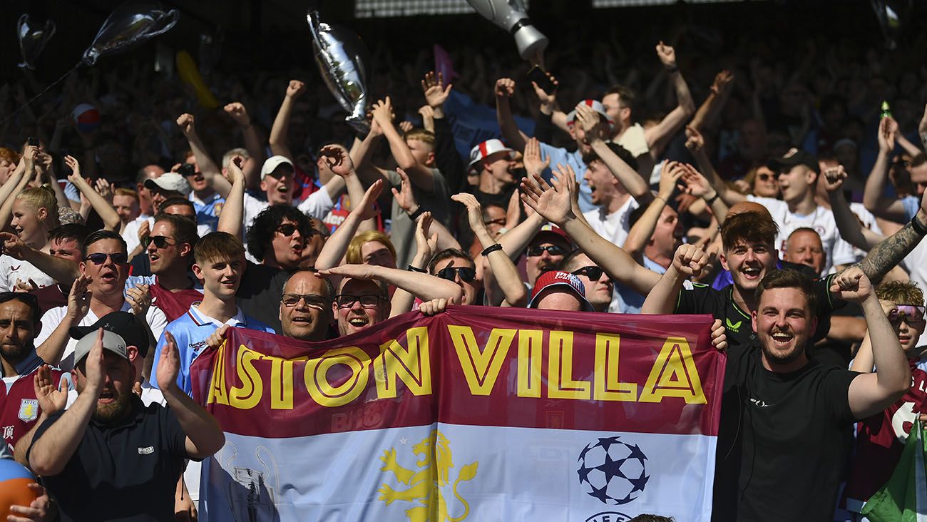 Aficionados del Aston Villa festejan la clasificación a la Champions