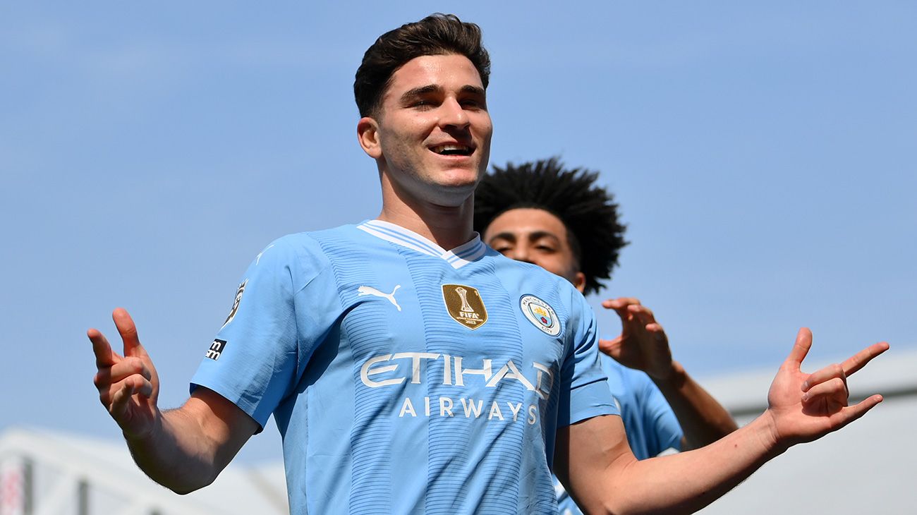 Julián Álvarez festejando un gol con el Manchester City