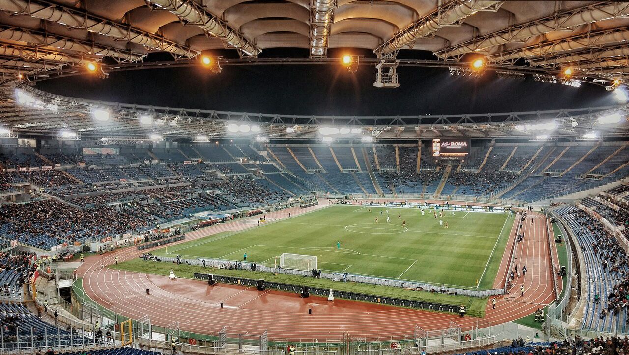 Un estadio de fútbol en un partido