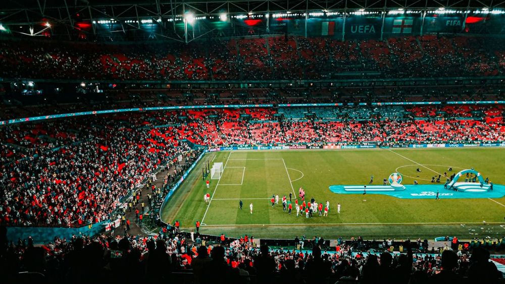 Un estadio de fútbol lleno de gente