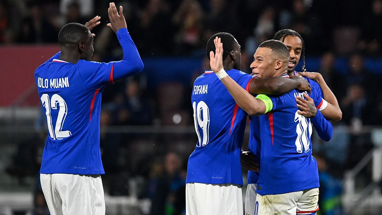 Mbappé celebra un gol de Francia con varios compañeros