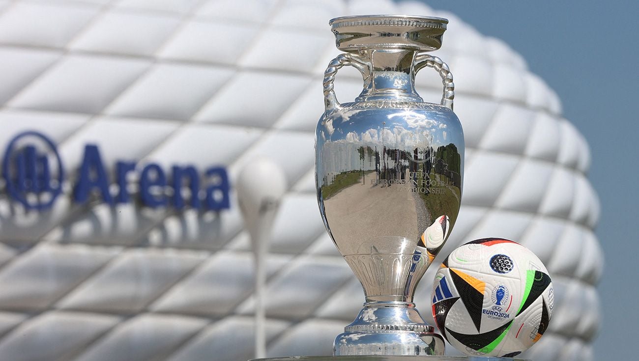 Trofeo de la Eurocopa a las afueras del estadio del Bayern de Múnich