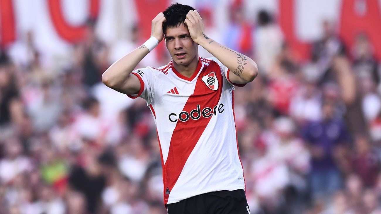 Franco Mastantuono durante un partido con River Plate