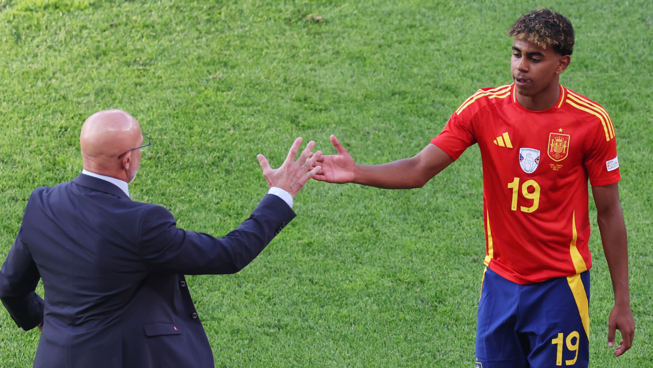 Lamine Yamal dándole la mano al seleccionador nacional, Luis de la Fuente, en el duelo entre España y Croacia en la Eurocopa 2024