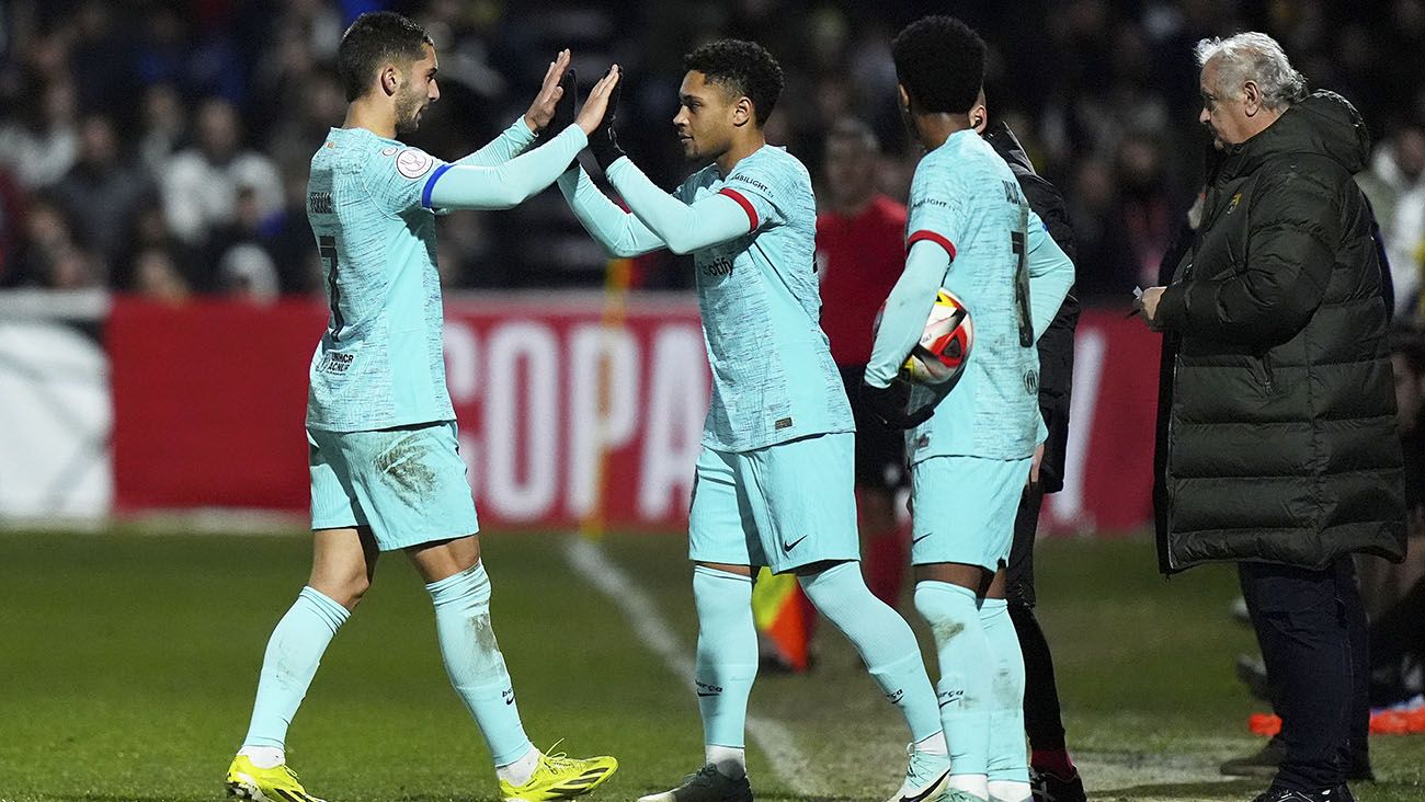 Ferran Torres and Vitor Roque in a Barça match