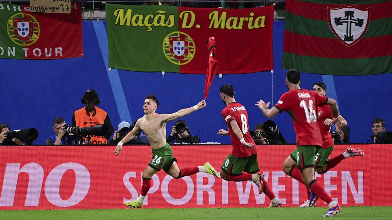 Jugadores de Portugal festejan el gol de Francisco Conceiçao ante Chequia (2-1)