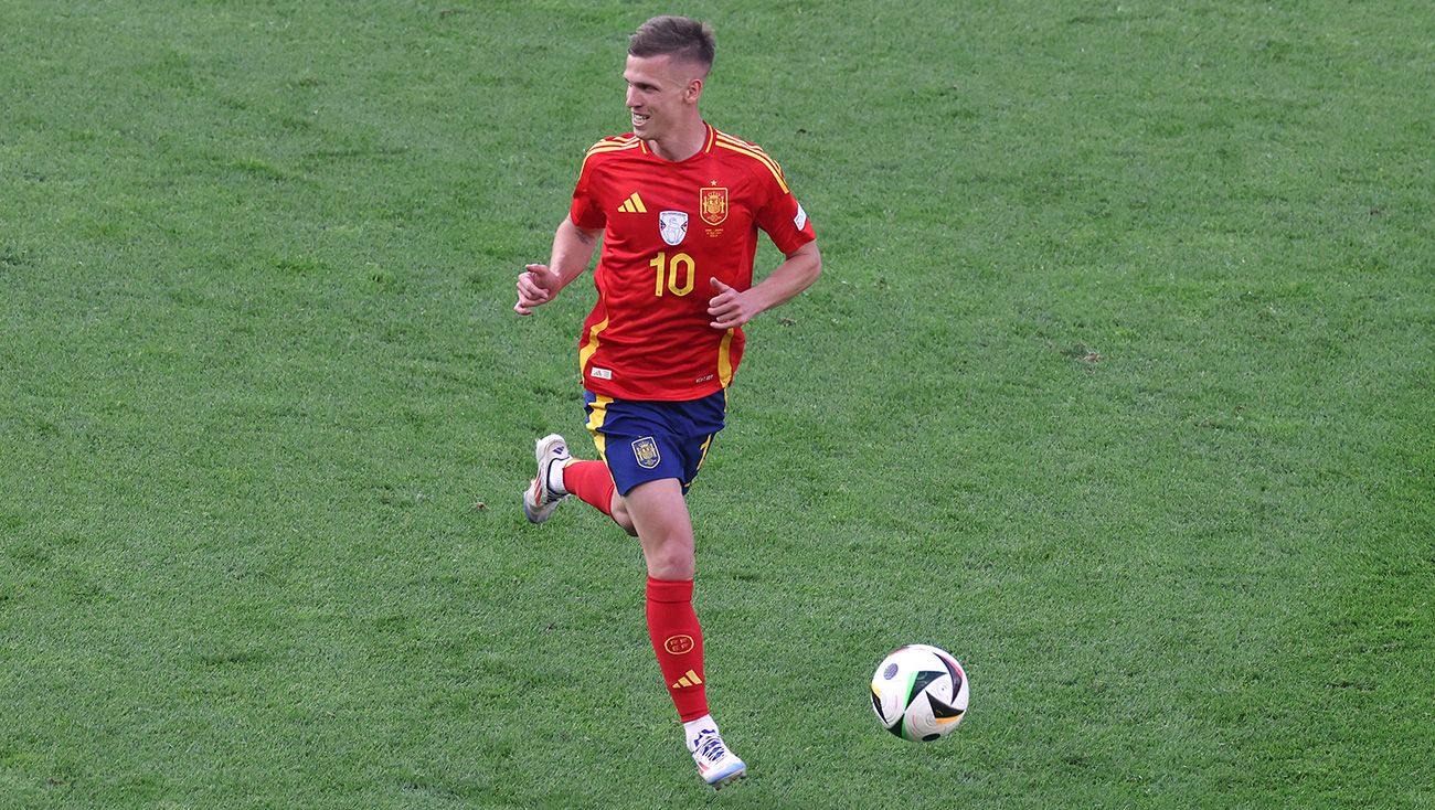 Dani Olmo durante un partido con España