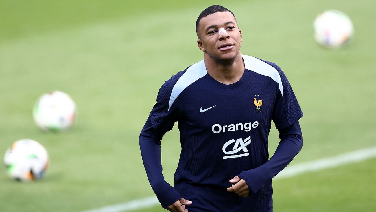 Kylian Mbappé in training with France