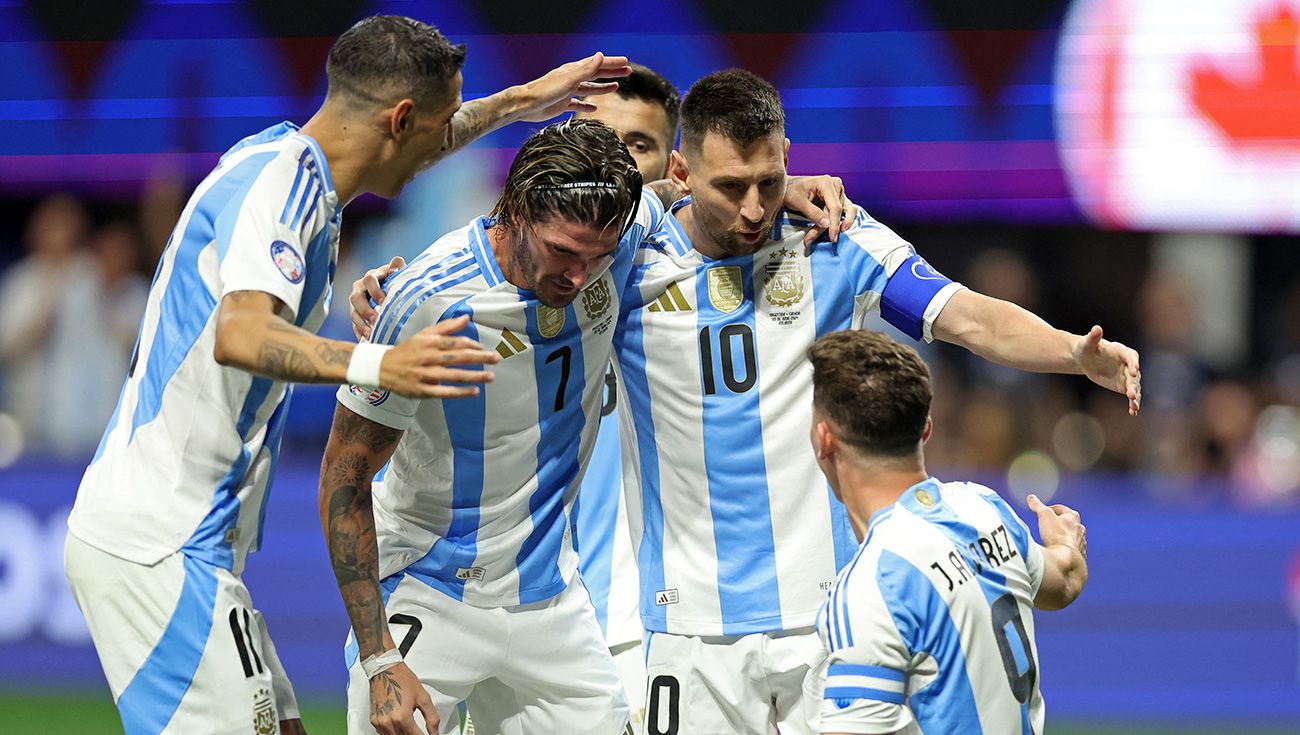 Leo Messi celebrando un gol junto a Julián Álvarez, DePaul y Di María
