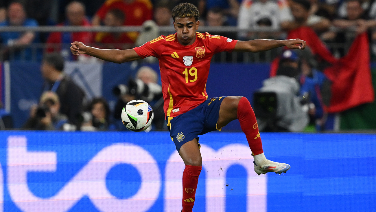 Lamine Yamal controlando un balón en el duelo entre la selección de España e Italia en la Eurocopa 2024