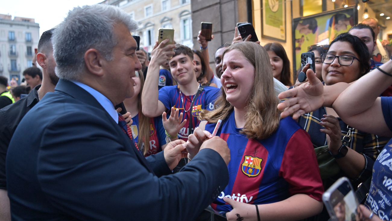 Joan Laporta en contacto con la afición del FC Barcelona