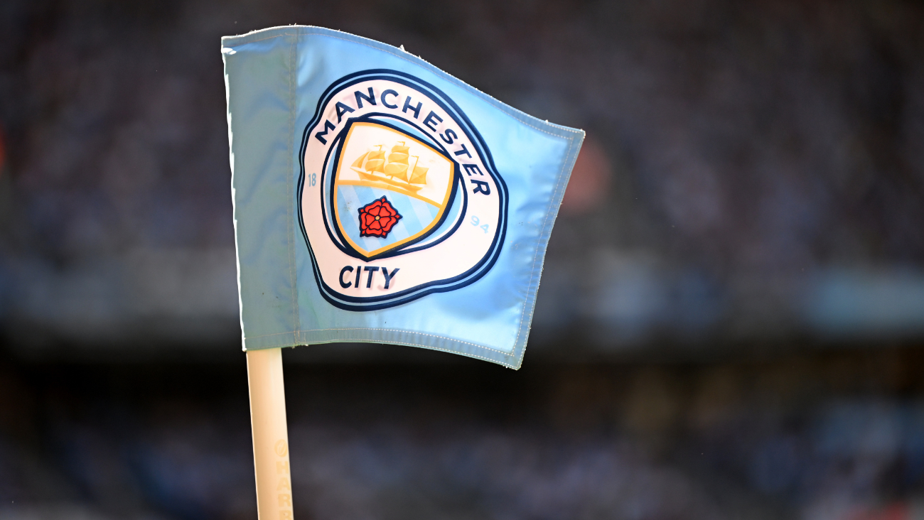 Bandera con el escudo del Manchester City en el duelo ante el West Ham en la Premier League