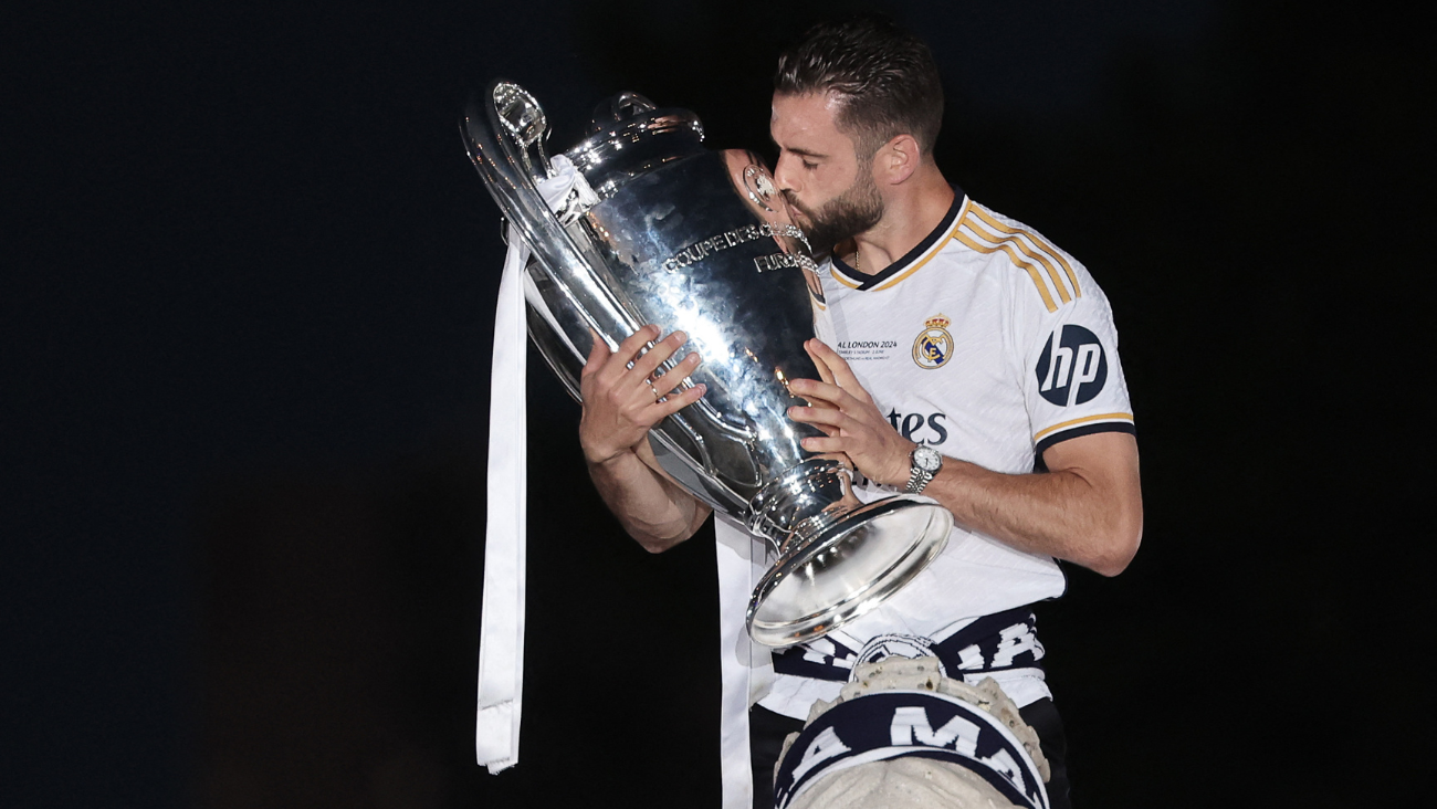 Nacho Fernández cargando el trofeo de la decimoquinta Champions League del Real Madrid