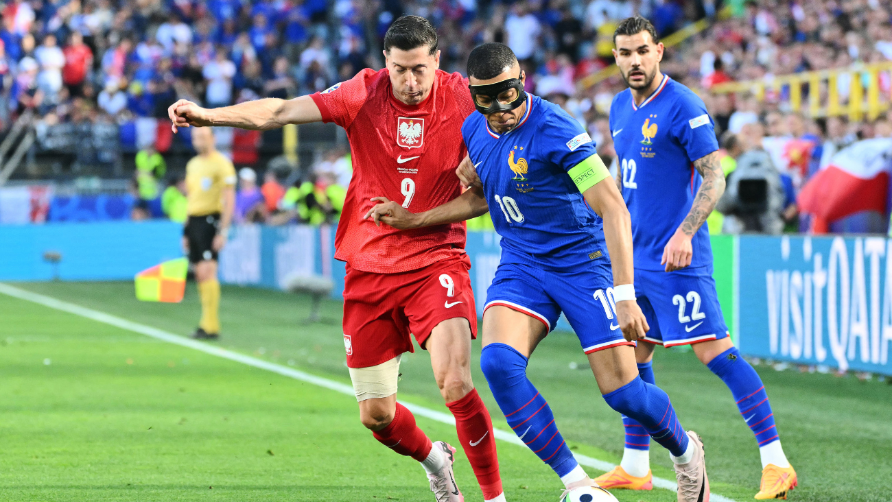 Kylian Mbappé y Robert Lewandowski en el duelo entre Francia y Polonia en la Eurocopa 2024