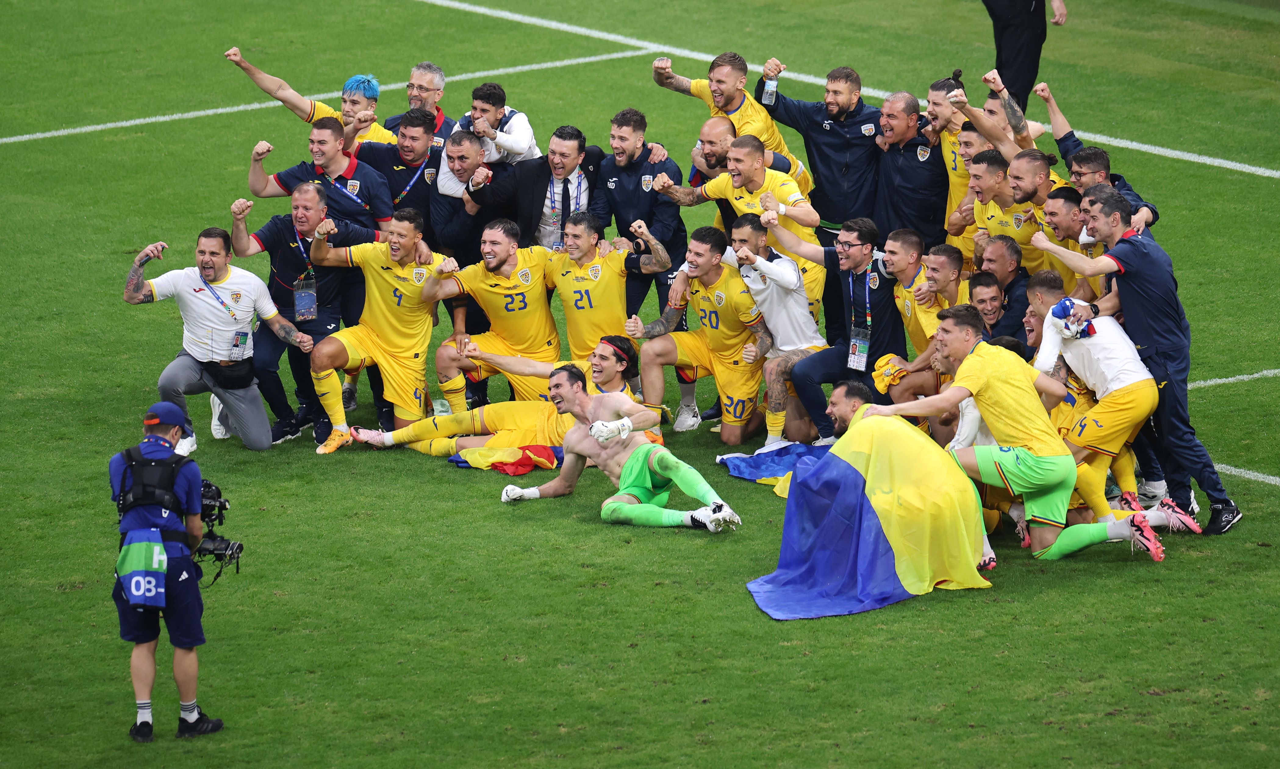 Los jugadores de Rumanía celebrando la clasificación a octavos