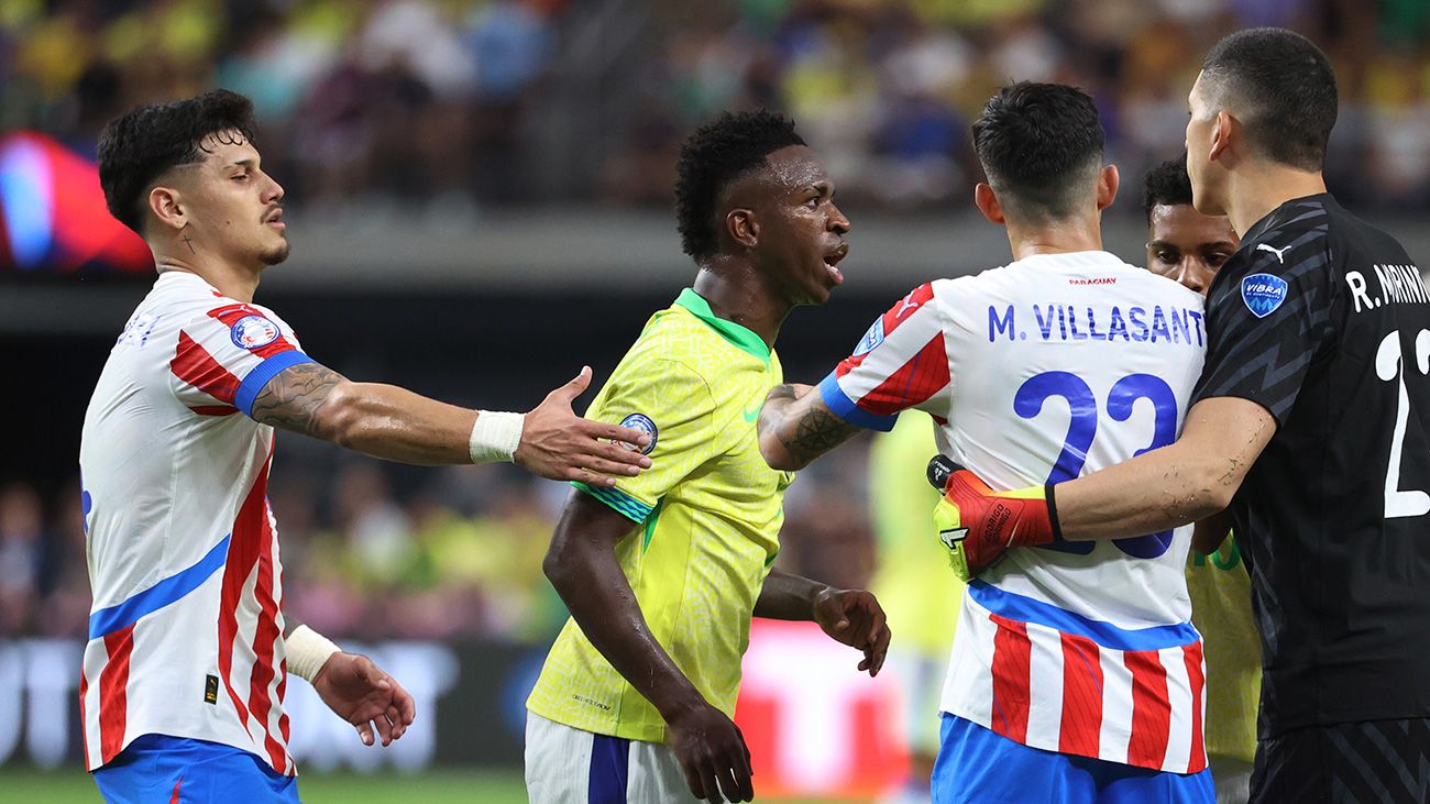 Vinicius peleando con el árbitro ante Paraguay