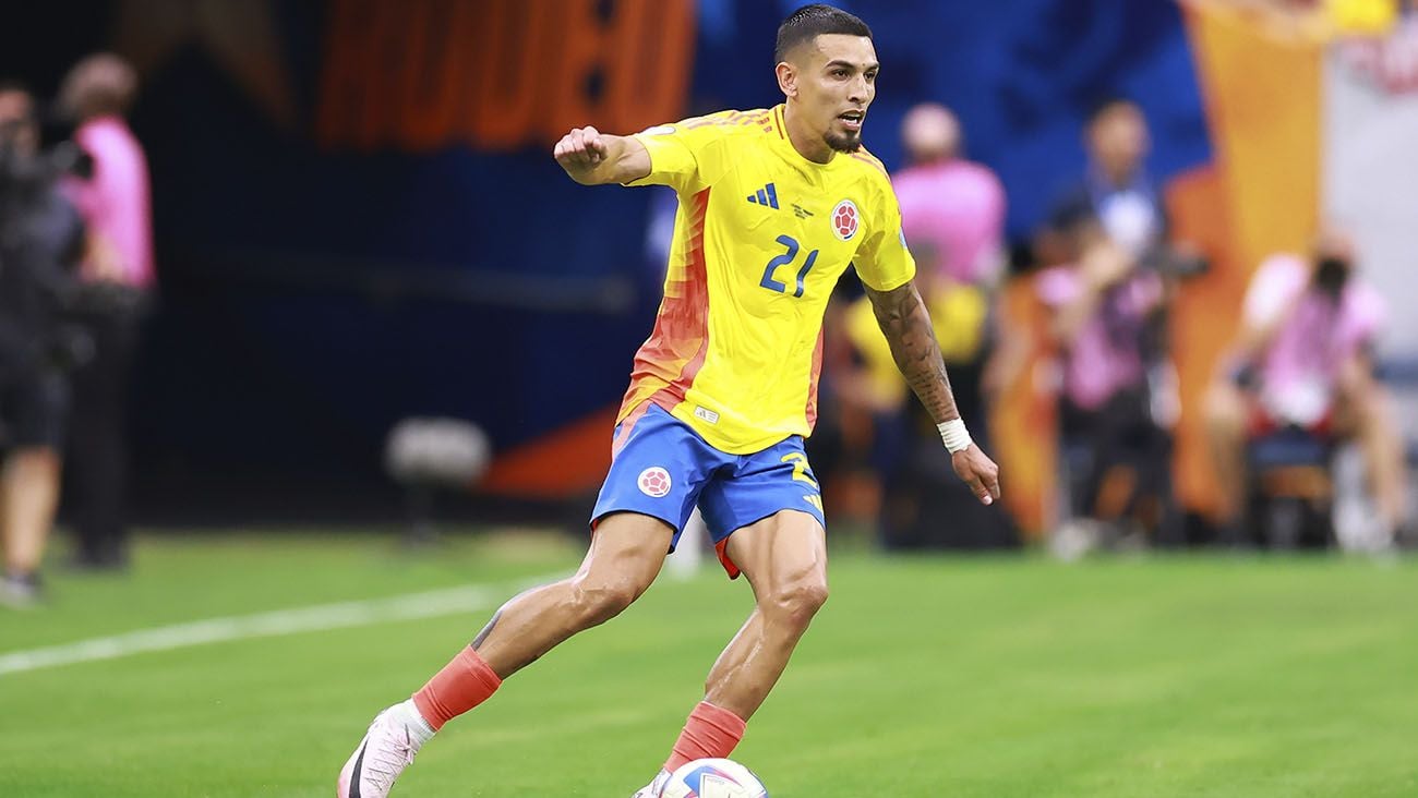 Daniel Muñoz en un partido con Colombia