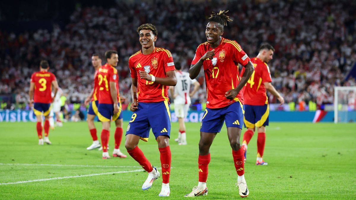 Lamine Yamal y Nico Williams celebran un gol de España