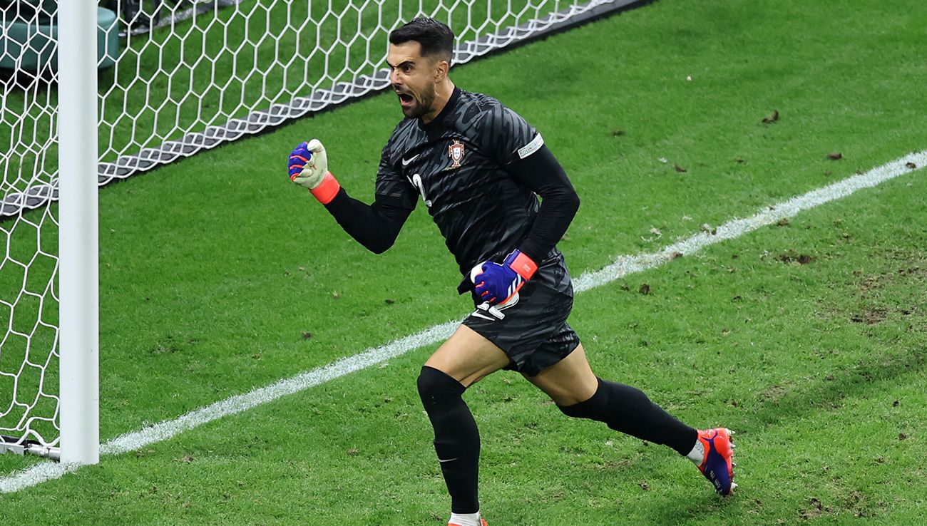 Diogo Costa celebrando durante la tanda de penaltis de Portugal-Eslovaquia