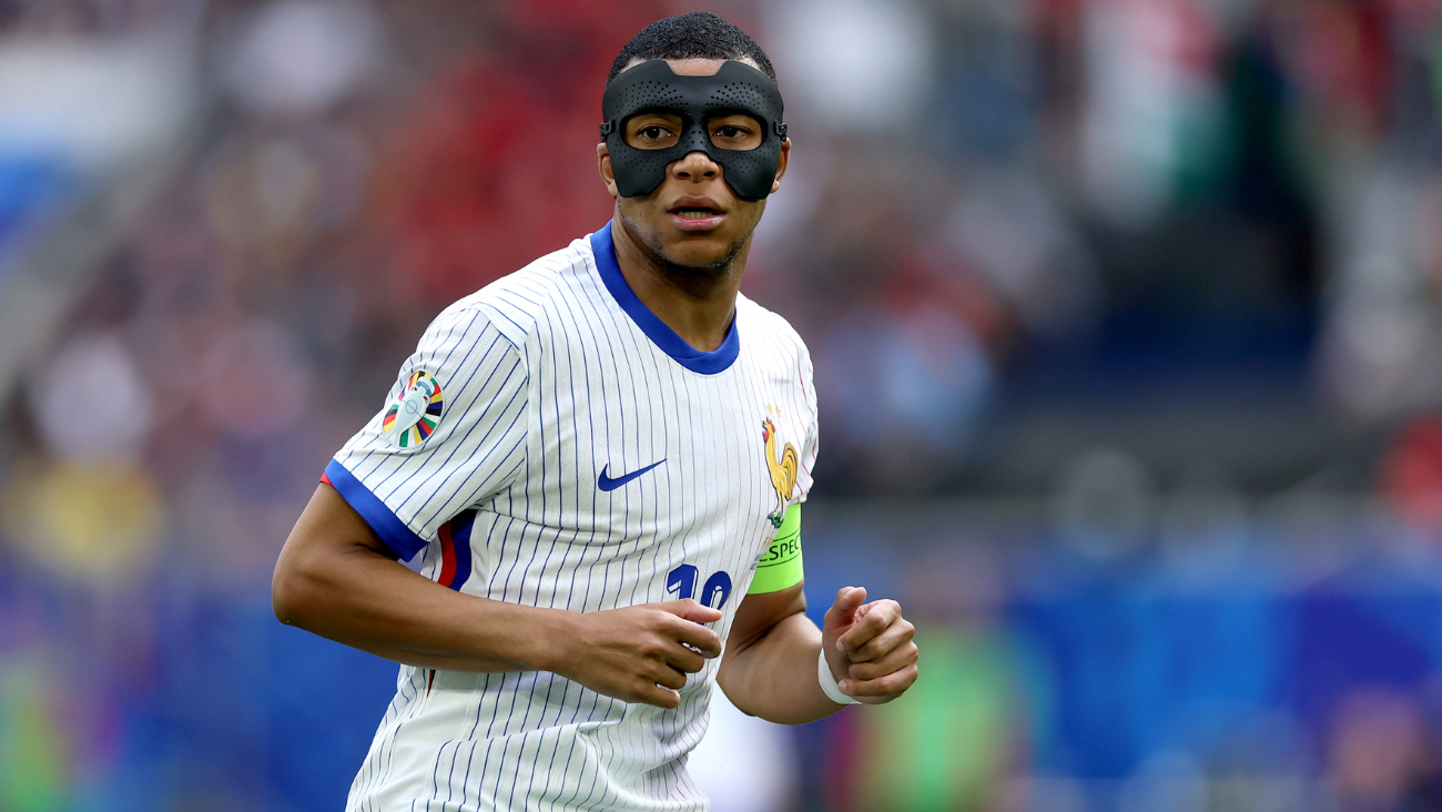 Kylian Mbappé con su máscara en el duelo entre Francia y Bélgica en la Eurocopa 2024