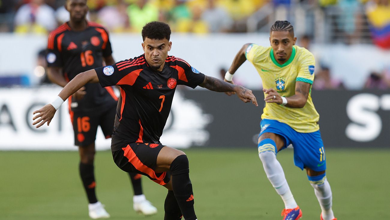 Luis Díaz ante Raphinha durante el Brasil-Colombia de la Copa América