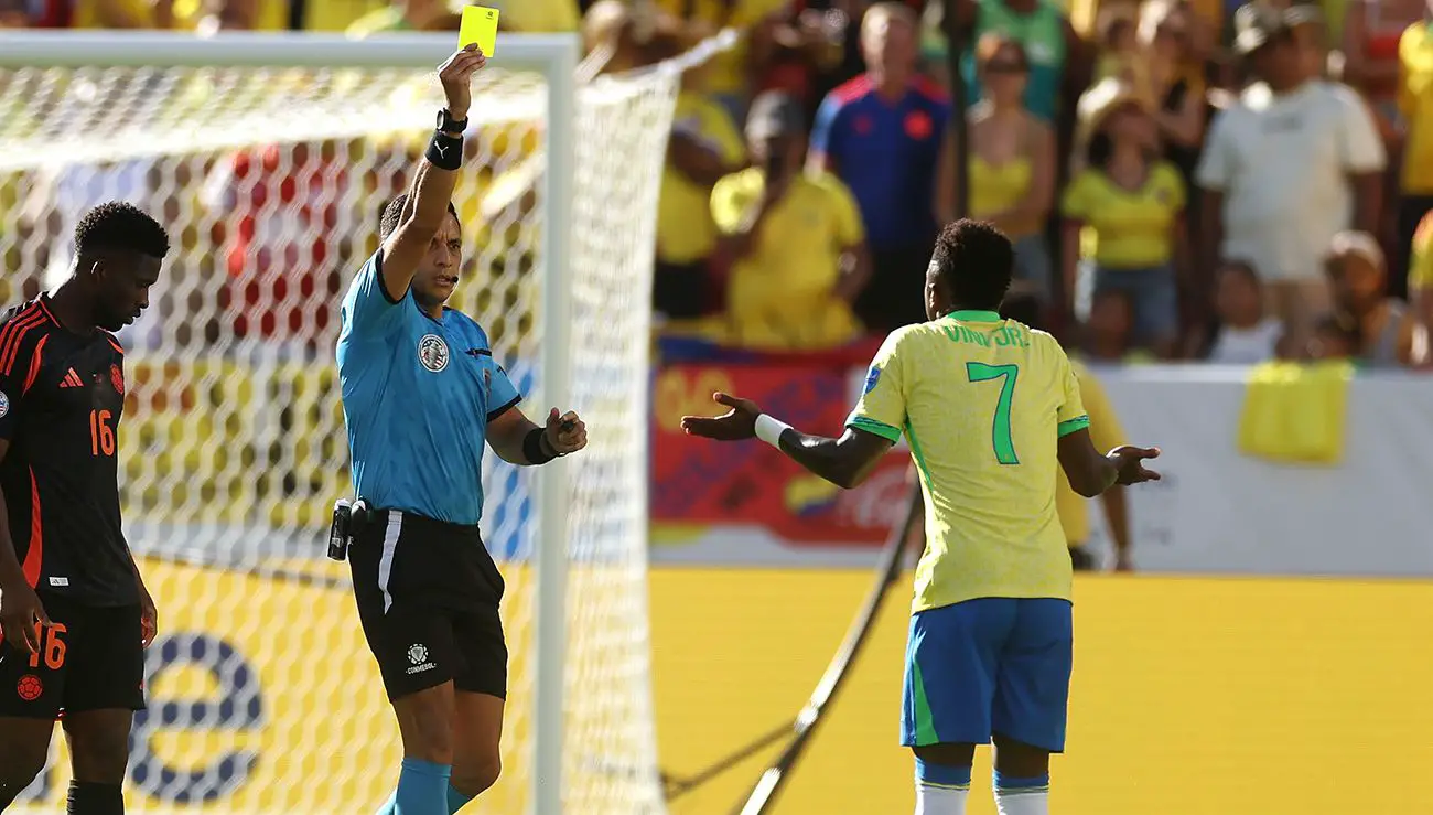 Vinicius viendo la tarjeta amarilla ante Colombia en la Copa América