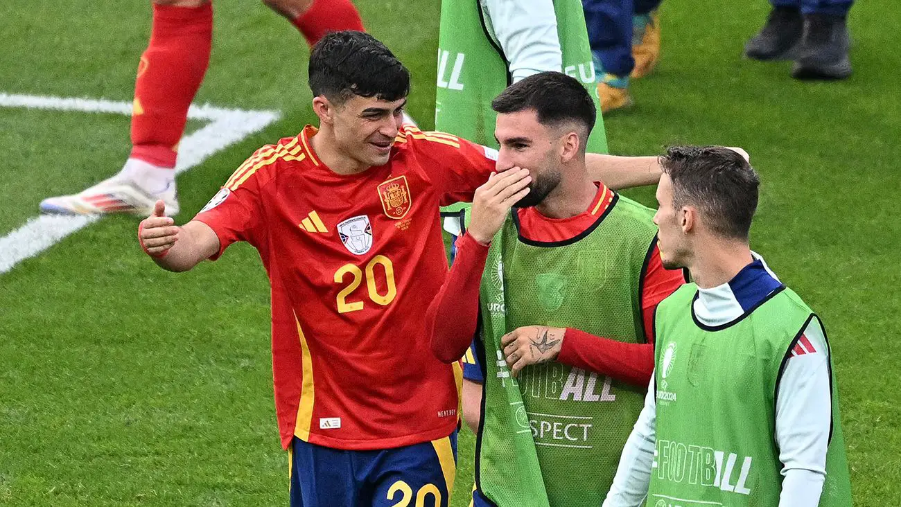 Pedri, Álex Baena y Grimaldo