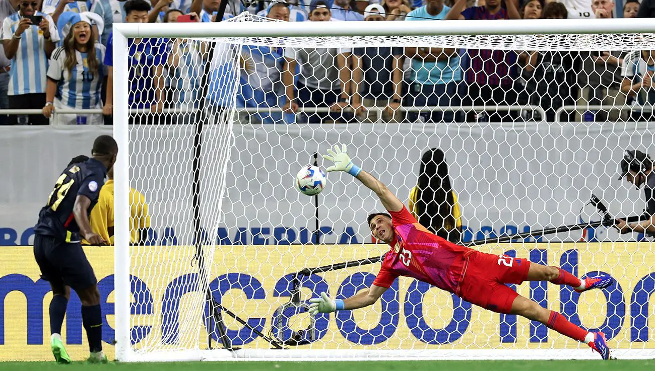 Dibu Martinez durante la tanda de penaltis en el Argentina-Ecuador