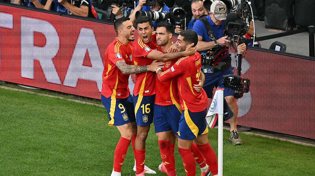 Los jugadores de España celebrando