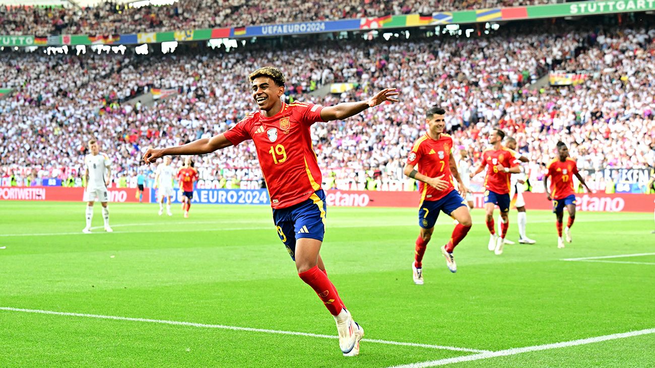 Lamine Yamal celebrando el gol de Dani Olmo