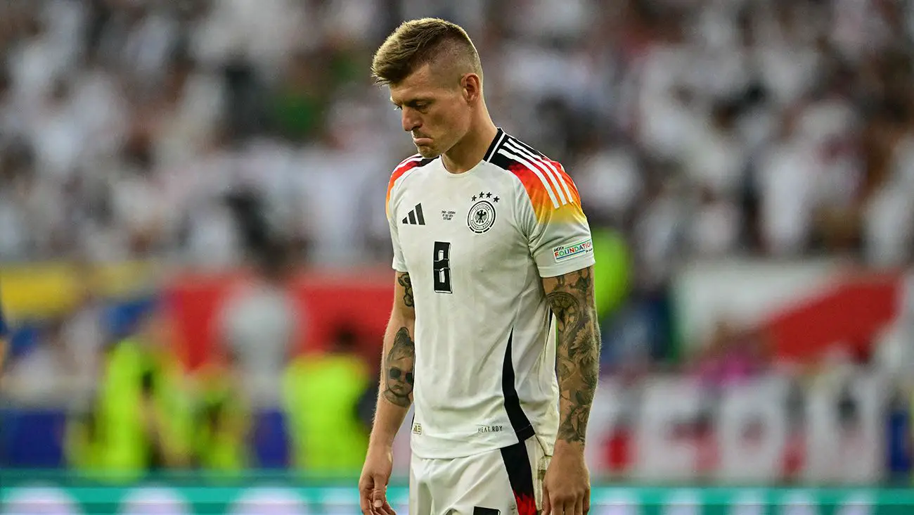 Toni Kroos mirando al suelo