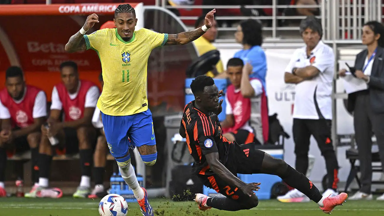 Raphinha durante el Brasil-Colombia (1-1)