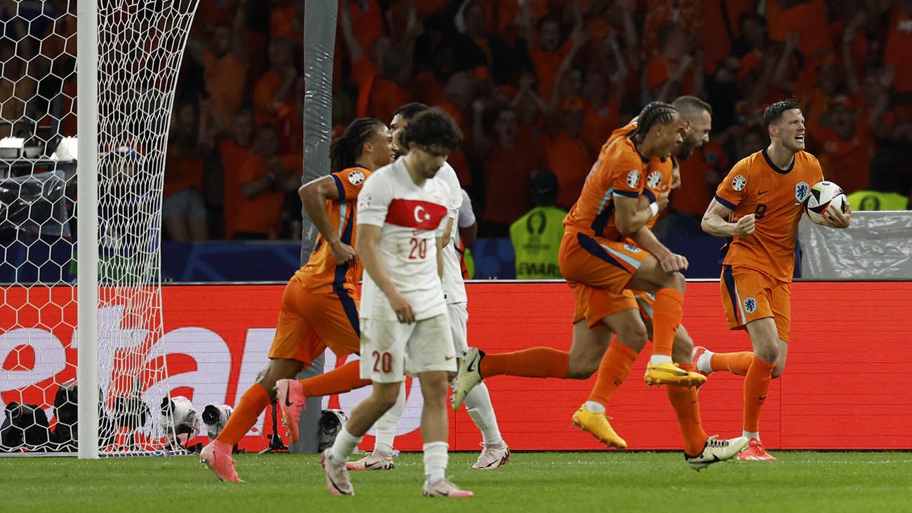 Netherlands players celebrating Stefan de Vrij's goal against Türkiye