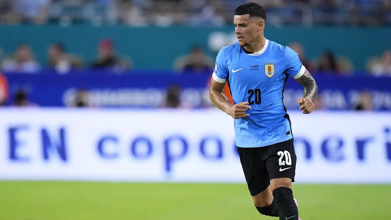 Maximiliano Araújo en un partido con Uruguay