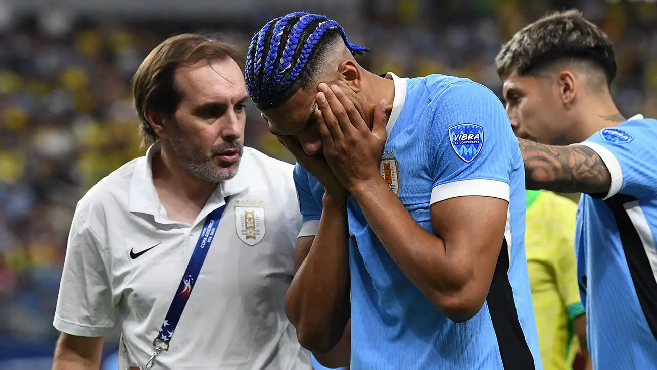 Ronald Araújo en un partido con Uruguay