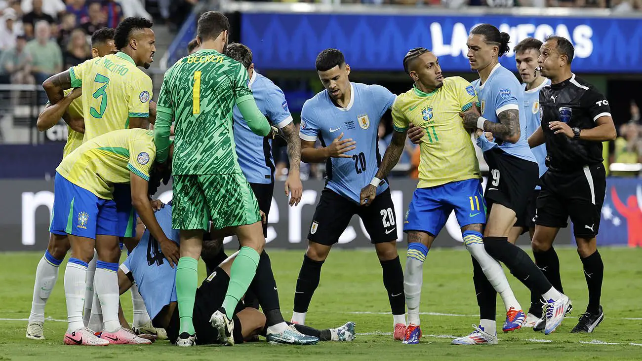 Raphinha argues with Darwin Núñez after pushing Ronald Araújo