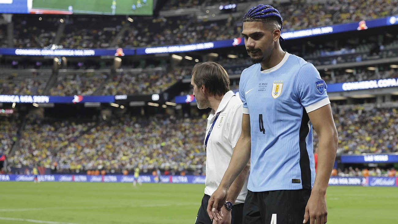 Ronald Araújo salió lesionado del Uruguay-Brasil