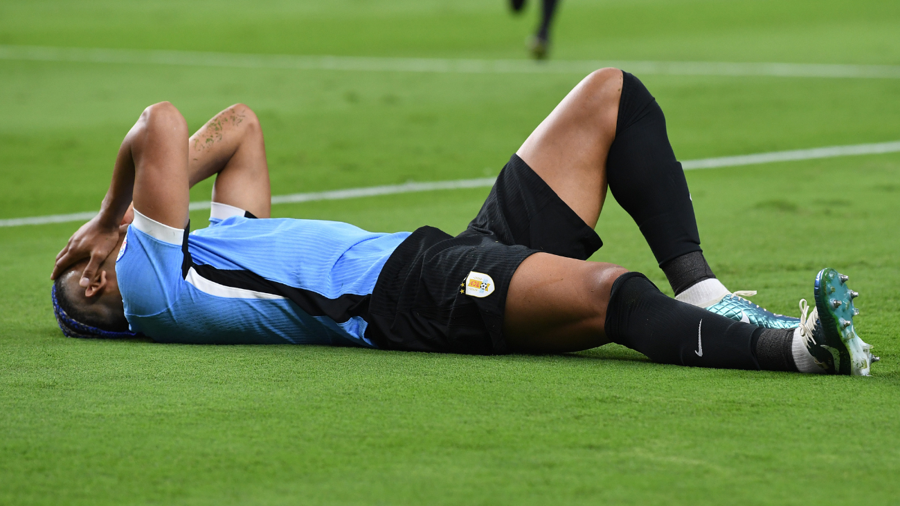 Ronald Araújo tendido en el suelo luego de lesionarse en el partido entre Uruguay y Brasil en la Copa América 2024