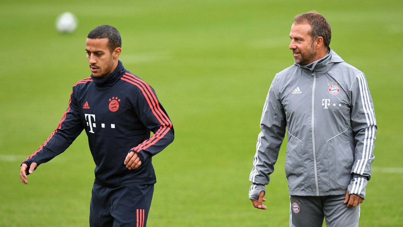 Hansi Flick y Thiago Alcántara en un entrenamiento con el Bayern Múnich