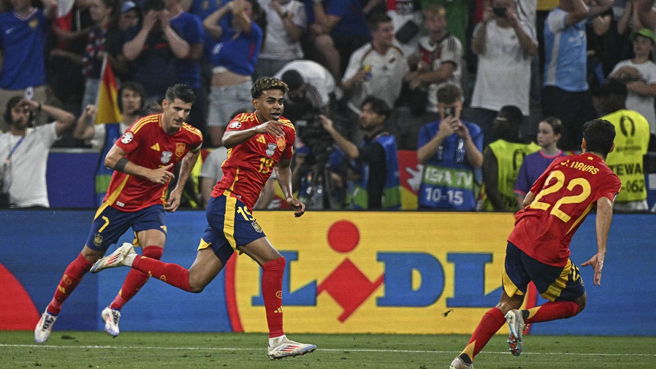 Lamine Yamal festejando su golazo en el España-Francia